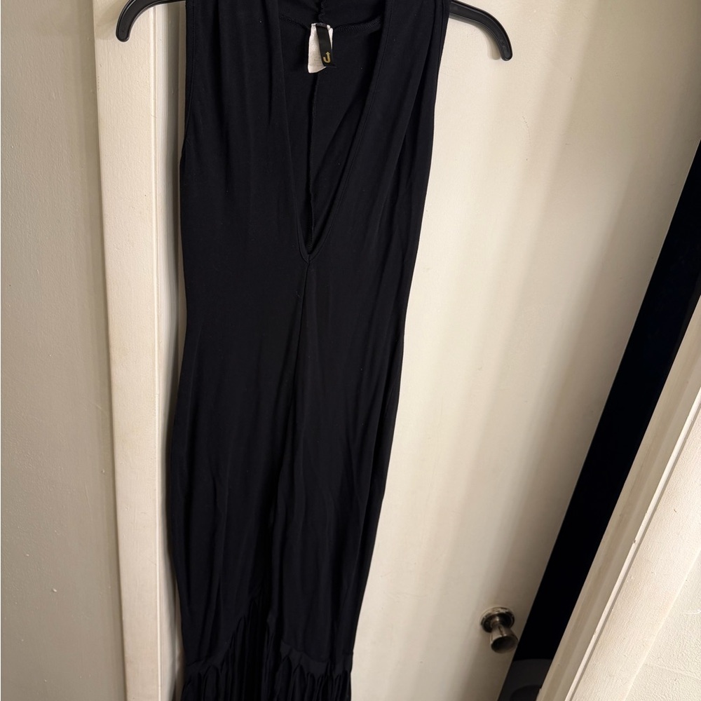 Black Sleeveless Jumpsuit - Elegant Women’s One-Piece shingles at the bottom